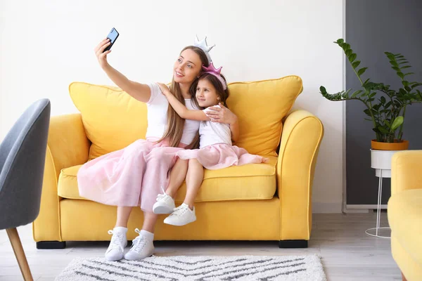 Young Woman Her Little Daughter Taking Selfie Home — Stock Photo, Image