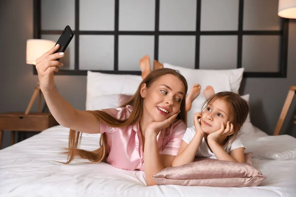 Young Woman Her Little Daughter Taking Selfie Bedroom — Stock Photo, Image