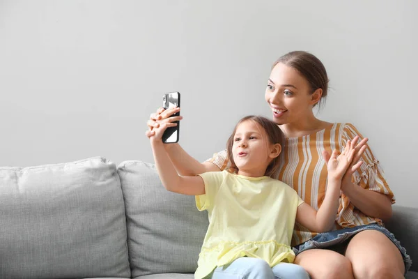 Young Woman Her Little Daughter Taking Selfie Home — Stock Photo, Image