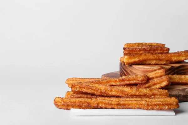 Tableros Con Sabrosos Churros Sobre Fondo Blanco — Foto de Stock