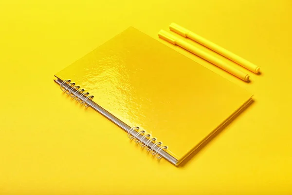 Cuaderno Bolígrafos Sobre Fondo Color —  Fotos de Stock