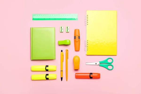 Fournitures Scolaires Sur Fond Couleur — Photo