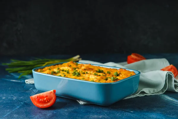 Gryta Med Mosad Potatis Och Tomat Färg Bakgrund — Stockfoto