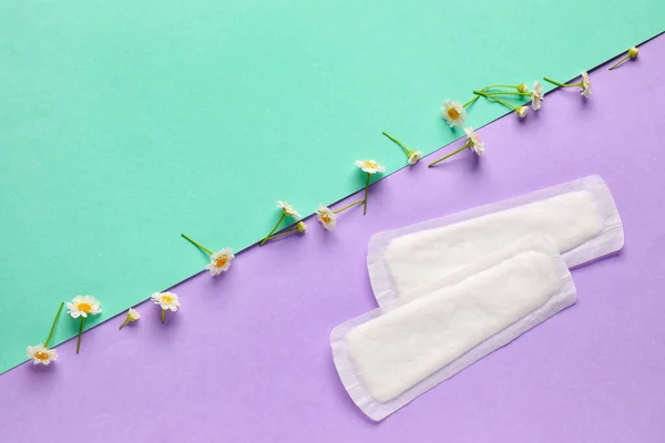 Менструальные Прокладки Ромашки Цветном Фоне — стоковое фото