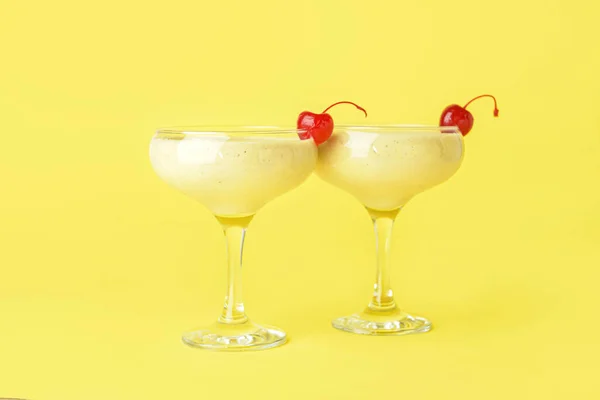 Lunettes Délicieux Cocktail Daiquiri Banane Sur Fond Couleur — Photo