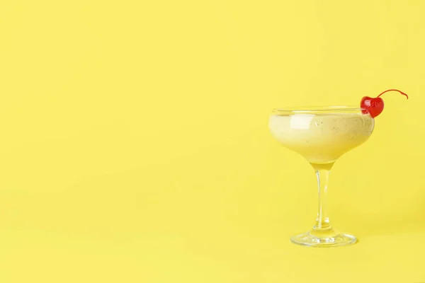 Glas Smakelijke Banaan Daiquiri Cocktail Kleur Achtergrond — Stockfoto