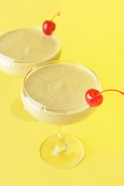 Gläser Leckerer Banana Daiquiri Cocktail Auf Farbigem Hintergrund — Stockfoto