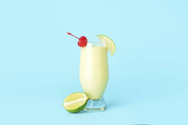 Glass Tasty Banana Daiquiri Cocktail Lime Color Background — Stock Photo, Image