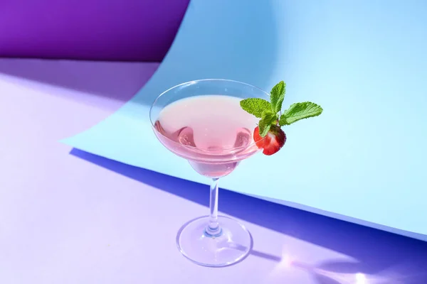 Verre Cocktail Cosmopolite Savoureux Sur Fond Couleur — Photo