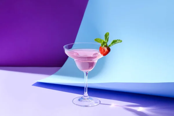 Glas Leckerer Kosmopolitischer Cocktail Auf Farbigem Hintergrund — Stockfoto