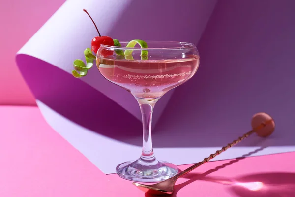 Verre Cocktail Cosmopolite Savoureux Cuillère Sur Fond Couleur — Photo