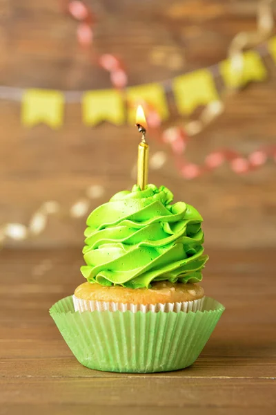 Lekkere Verjaardag Cupcake Met Brandende Kaars Houten Achtergrond — Stockfoto