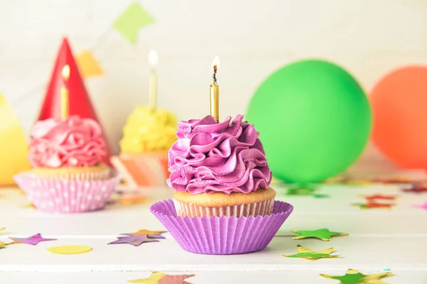 Smaklig Födelsedag Muffins Med Brinnande Ljus Ljusa Träbord — Stockfoto