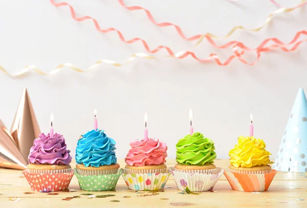 Sabrosos Cupcakes Cumpleaños Con Velas Encendidas Mesa Madera —  Fotos de Stock