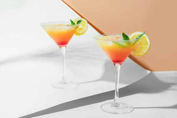 Glasögon Välsmakande Sommar Cocktail Färg Bakgrund — Stockfoto