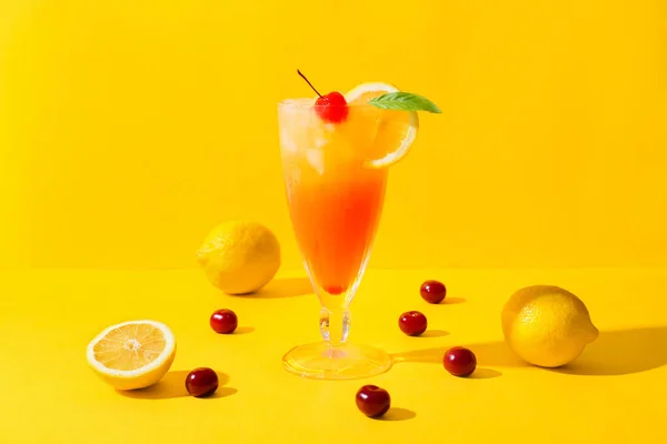 Glass Tasty Summer Cocktail Color Background — Stock Photo, Image
