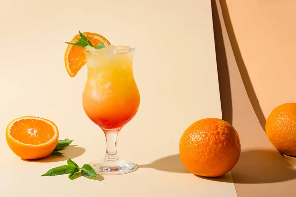 Glas Välsmakande Sommar Cocktail Färg Bakgrund — Stockfoto