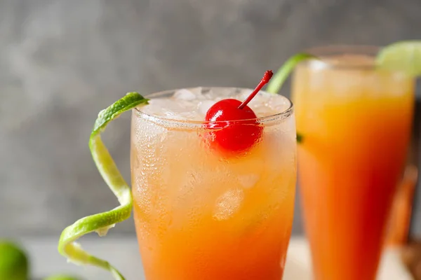 Glasses Tasty Summer Cocktail Grey Background — Stock Photo, Image