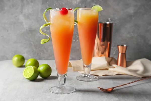 Bril Van Lekkere Zomercocktail Grijze Achtergrond — Stockfoto