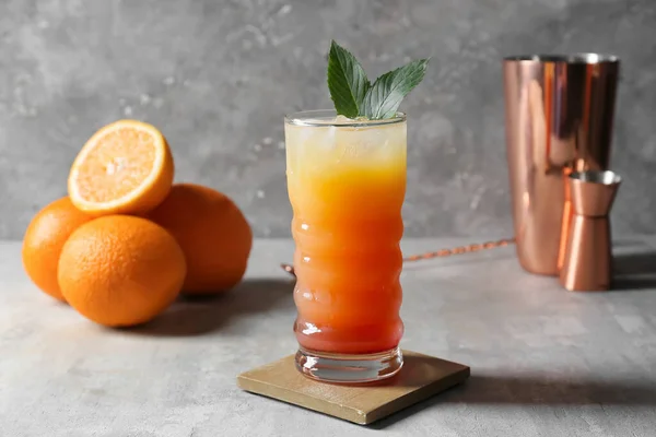 Ein Glas Leckerer Sommercocktail Auf Grauem Hintergrund — Stockfoto