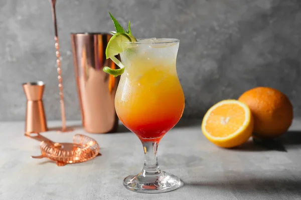 Glas Lekkere Zomercocktail Grijze Achtergrond — Stockfoto