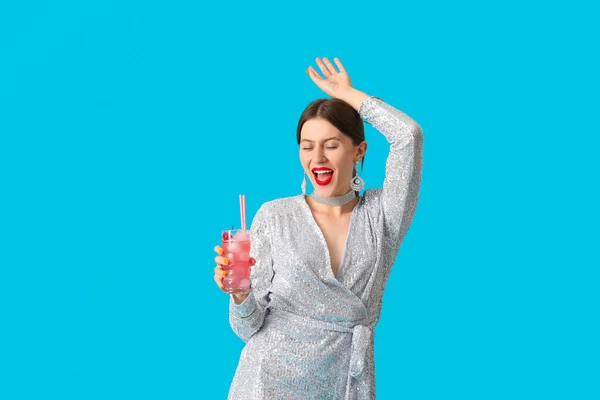 Mooie Jonge Vrouw Met Cocktail Kleur Achtergrond — Stockfoto