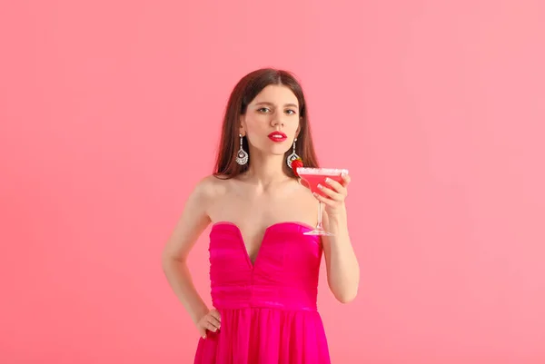 Renkli Arka Planda Kokteyli Olan Güzel Genç Bir Kadın — Stok fotoğraf