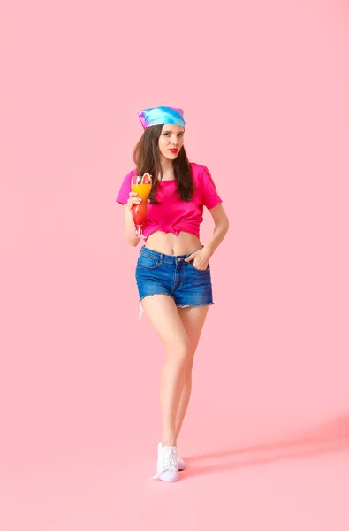 Красивая Молодая Женщина Коктейлем Цветном Фоне — стоковое фото