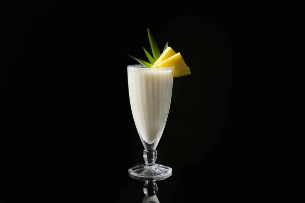 Copa Con Sabroso Cóctel Pina Colada Sobre Fondo Oscuro —  Fotos de Stock