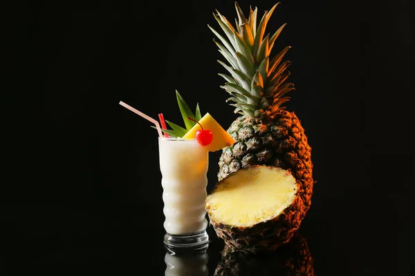 Verre Avec Savoureux Cocktail Pina Colada Sur Fond Sombre — Photo