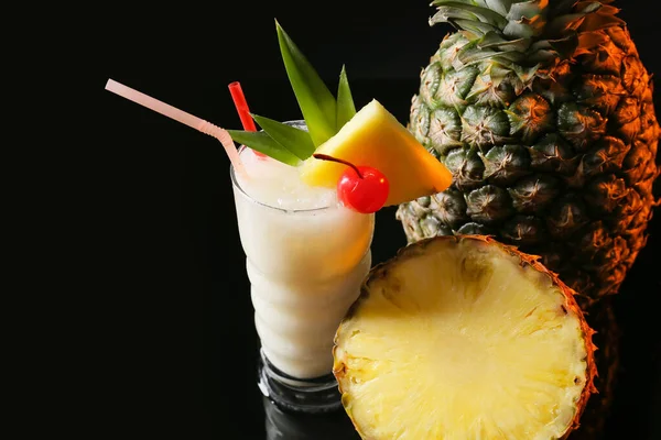 Vidro Com Saboroso Coquetel Pina Colada Fundo Escuro — Fotografia de Stock