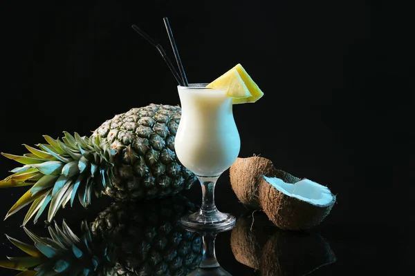 Vidro Com Saboroso Coquetel Pina Colada Fundo Escuro — Fotografia de Stock