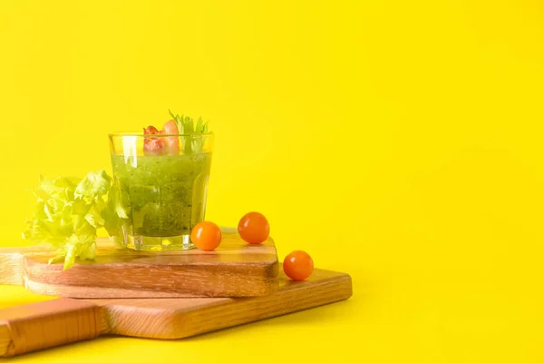 Glas Van Bloederige Mary Cocktail Versierd Met Bacon Kleur Achtergrond — Stockfoto