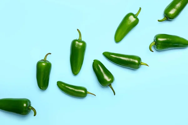 Verde Jalapeno Pimentas Sobre Fundo Cor — Fotografia de Stock