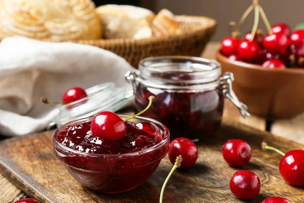 Mísa Sklenice Chutnou Třešňovou Marmeládou Dřevěném Pozadí Detailní Záběr — Stock fotografie