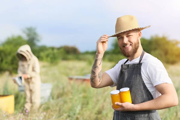 養蜂家と蜂蜜で瓶の中にApiary — ストック写真