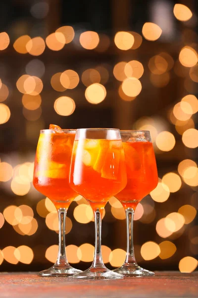 Verres Cocktail Spritz Apéro Savoureux Sur Table Contre Les Lumières — Photo
