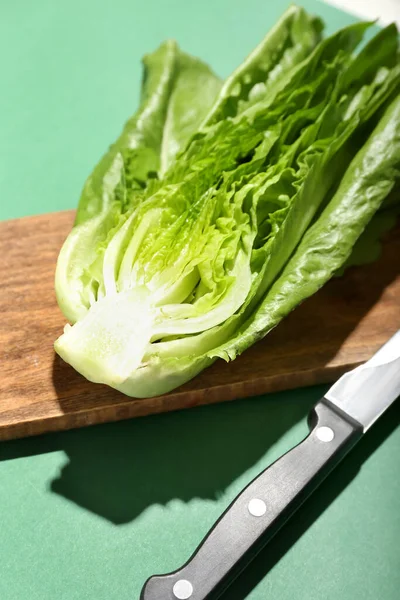 Board Fresh Romaine Lettuce Color Background Closeup — Stock Photo, Image
