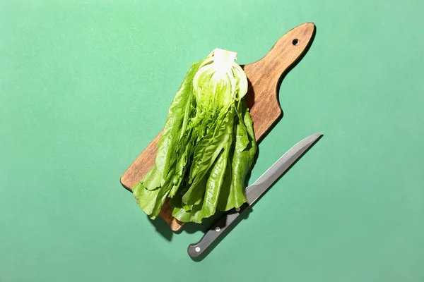 Board Fresh Romaine Lettuce Color Background — Stock Photo, Image