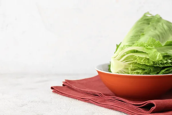 Bowl Fresh Romaine Lettuce Light Background Closeup — Stock Photo, Image