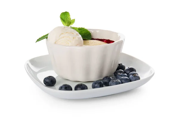 Ramekin Mit Blaubeer Schuster Und Eis Auf Weißem Hintergrund Stockbild