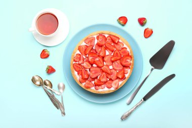 Renkli arkaplanda lezzetli çilekli turta ile kompozisyon