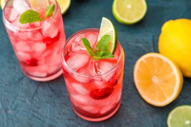 Renkli ahududu limonata bardakları