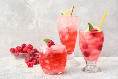 Hafif zemin üzerinde ahududu olan soğuk limonata bardakları