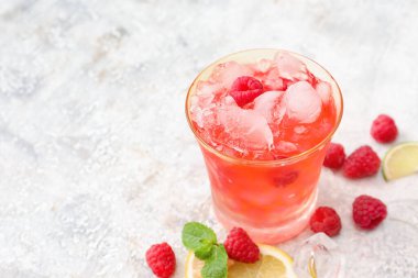 Hafif arkaplanda soğuk ahududu limonatası