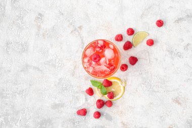 Hafif arkaplanda soğuk ahududu limonatası