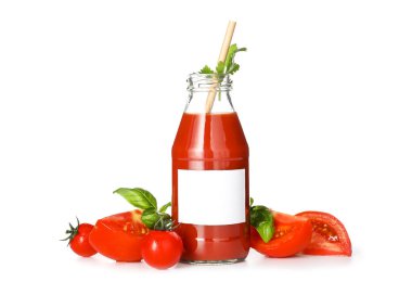 Beyaz arka planda bir şişe lezzetli domates suyu.