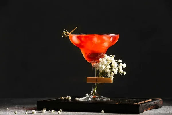 Glas Met Lekkere Cocktail Mooie Gypsophila Bloemen Donkere Achtergrond — Stockfoto