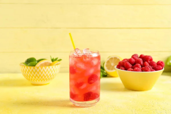 Copa Deliciosa Limonada Con Frambuesa Sobre Fondo Color — Foto de Stock