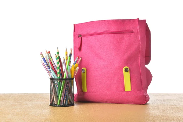 Plecak Szkolny Uchwyt Ołówkami Stole Kolorowym Białym Tle — Zdjęcie stockowe